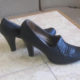  Туфли черного цвета, на каблуке, размер - 38. Состояние хорошее 