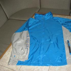 Куртка-ветровка из непромокаемой ткани по типу боллонии, не носили.  Размер 44-46 .