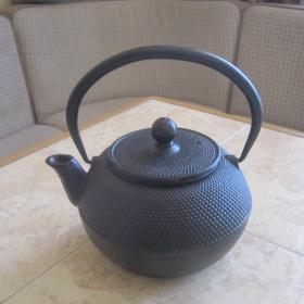 Новый чугунный чайник, объем - 1 л.  Чайник тяжелый. Может служить частью дизайна.