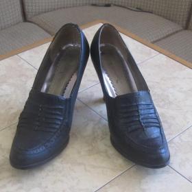 Туфли черного цвета, на каблуке, размер - 38. Состояние хорошее