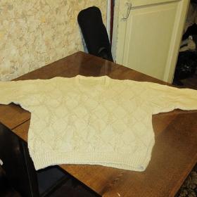Новый чистошерстяной свитер советских времен ручной вязки ( не носили). Размер 46.