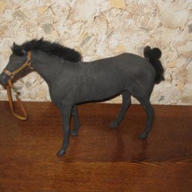 Лошадь - игрушка советских времен ( высота - 26 см, длина - 33 см). 