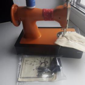 Детская швейная игрушечная машинка СССР в родной коробке