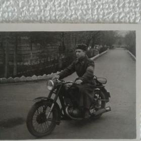 фото мотоцикл с военным. 50-е года