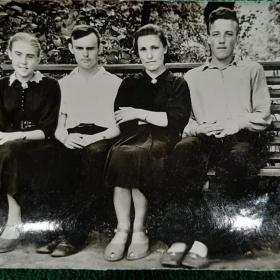 Старое фото. На скамейке. 1957 год