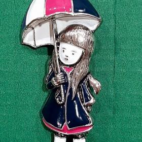 Брошь. Девочка с зонтиком.