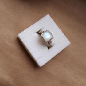 Индийское кольцо из серебра с лунным камнем (17 р-р)