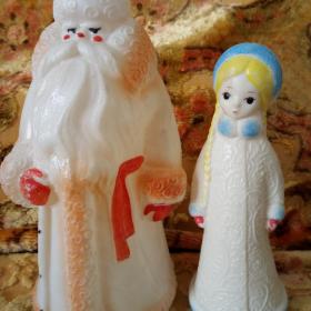 Дед Мороз со Снегурочкой(в красной шубке).
