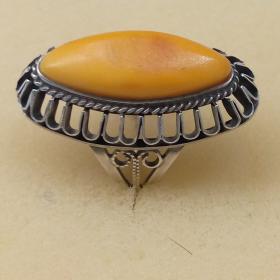 Серебряное кольцо с янтарем .17 р