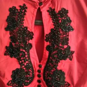 Красная блузка с вышивкой ришелье
