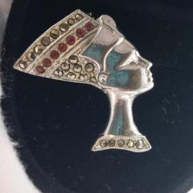 Винтажная брошь " Нефертити" серебро, марказиты, гранаты. 