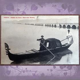 Антикварная открытка "Венеция. Гондола на фоне железнодорожного моста". Италия