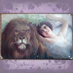 Антикварная открытка "Девушка и лев"