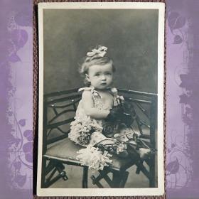 Антикварная открытка "Девочка с цветами"