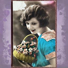 Антикварная открытка "Девушка с корзиной цветов"
