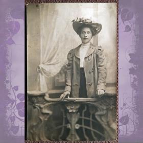 Антикварная открытка "Дама в шляпе"