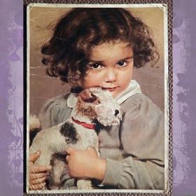 Открытка "Девочка с игрушкой". Германия. 1940-е. Штемпель полевой почты 1945 года