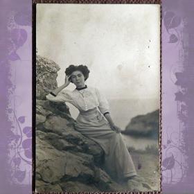 Антикварная открытка "Дама у скалы"