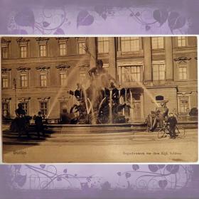 Старинная открытка "Берлин. Фонтан "Нептун" перед Городским дворцом"