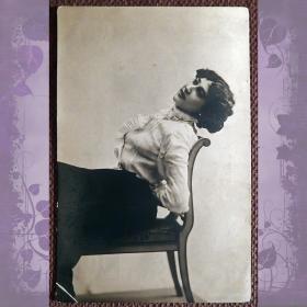 Антикварная открытка "Девушка на стуле"