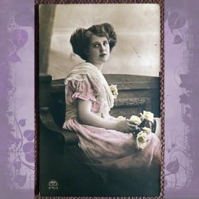 Антикварная открытка "Девушка с желтыми розами"