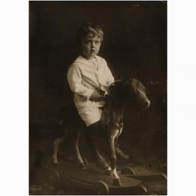 Фотография старинная. Мальчик на лошадке.