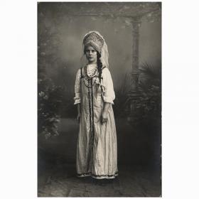 Старинная фотография 1914 год. Девушка одета в русском стиле.