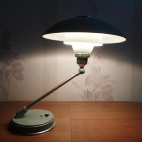 Советская настольная лампа с металлическим плафоном 1963 год.