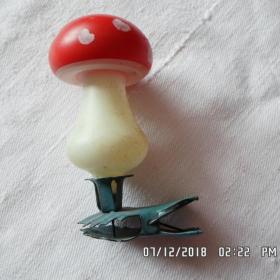 Ёлочная игрушка (гриб,мухомор)на прищепке.