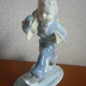 Фарфоровая статуэтка "Мальчик со сломанными лыжами", ГДР,