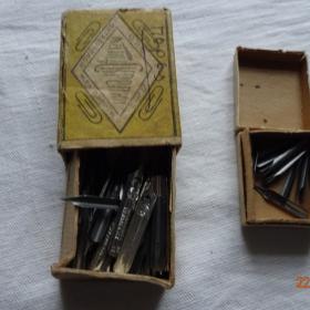 две коробочки с перьями для старых ручек