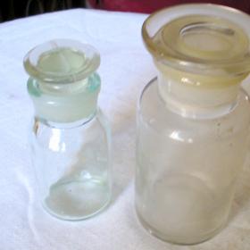 Две старинные стеклянные бутылочки