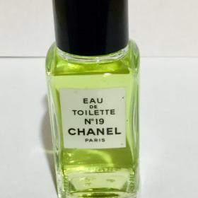 Chanel N°19 Chanel , 19мл, туалетная вода. Винтаж из 80-ых. Шедевр! Зелень, травы,лес ,пудра.