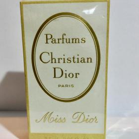 Miss Dior от Christian Dior .Чистые духи.70-ые прошлого века!!! Слюда!!!!!7,5мл.Классика на все времена!