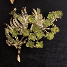 Уникальная Винтажная брошь с зелёными камешками