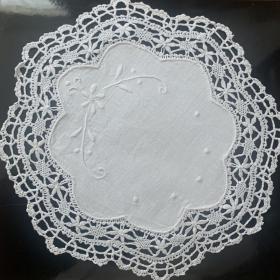 Салфетка белая с кружевом и вышивкой винтаж 22,5 см