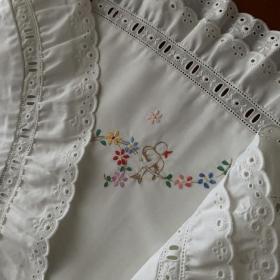 Наволочка детская винтажная белая с рюшами/шитье и вышивкой Птенчик и цветочки 60/36 см