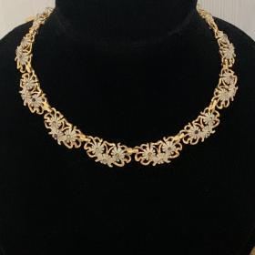 Красивое винтажное ожерелье Trifari ? Золотой тон , белая эмаль цветы