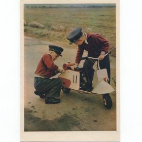 Открытка СССР Кончился бензин 1958 Тюккель чистая соцреализм дети детство форма мотороллер игра