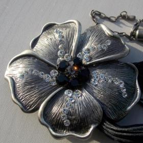 Колье - цветок с чёрными стразами на шнурах