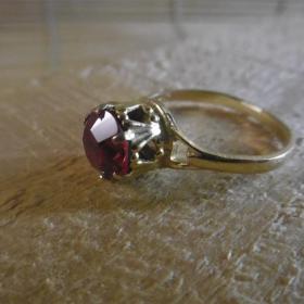 Винтажное кольцо, рубиновое стекло, позолота, клеймо. СССР