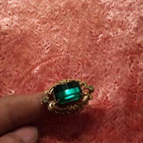 Кольцо с зеленым камнем(бижутерия).