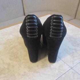 Туфли замшевые черного цвета на гейше, надевали 1-2 раза. Высота гейши по центру пятки - 12 см, размер 39