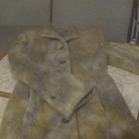 Демисезонное пальто, б/у, ткань - букле. Размер  44. Пятен нет. Хорошо смотрится как с поясом, так и без пояса