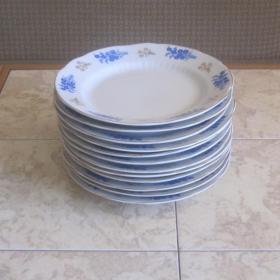 12 фарфоровых тарелок советских времен (Коростенский фарфоровый завод, 60-е годы). Все тарелки без трещин и сколов. Цена за весь набор.