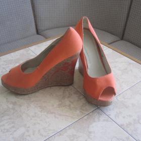 туфли оранжевого цвета на гейше, мало ношены. Высота гейши по центру пятки - 12 см, размер 38