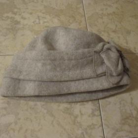Демисезонная шапка ( сукно), б/у ( в хорошем состоянии). Очень теплая, можно носить даже зимой. Размер 57-58.