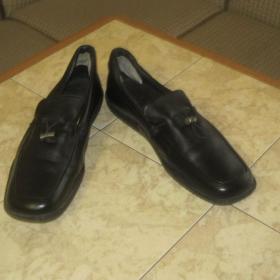 демисезонные туфли черного цвета ( практически не ношены), размер 39 -40  