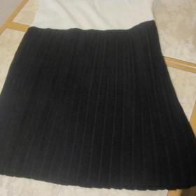 Трикотажное платье ( 30 % шерсть, 70 % акрил) с юбкой плиссе ( стиль 60-х годов), размер 44-46. Состояние хорошее.