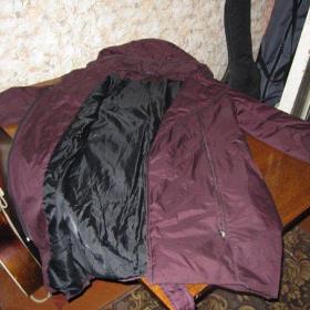  Пальто демисезонное  с  капюшоном,  на молнии и пуговицах, с поясом,  размер 44 - 46. Состояние хорошее.